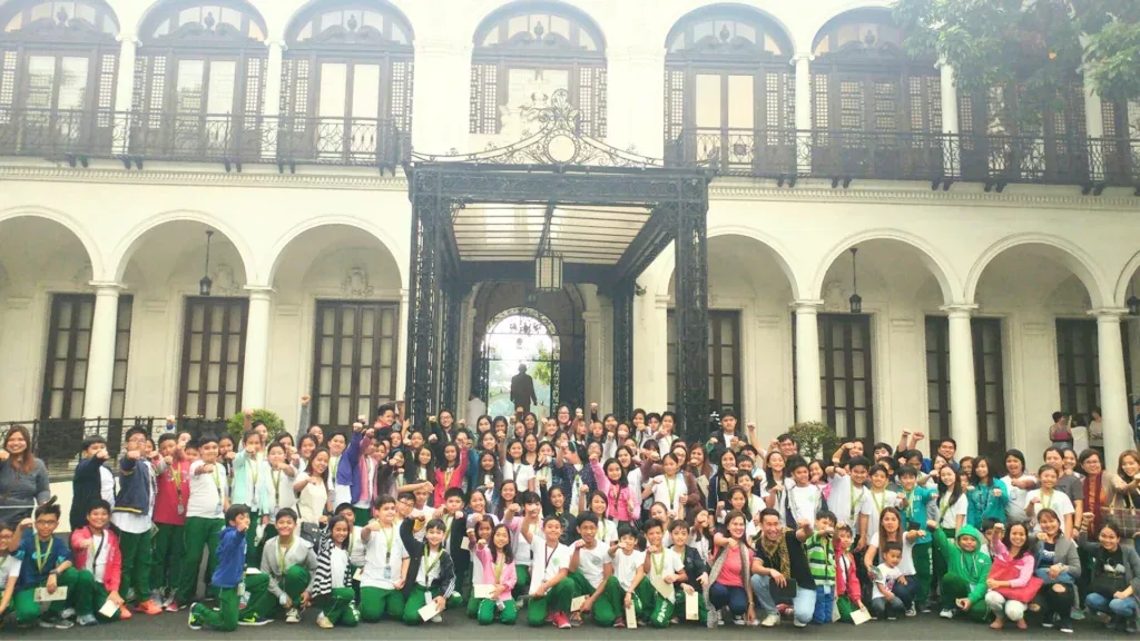 A large school group on an organised tour